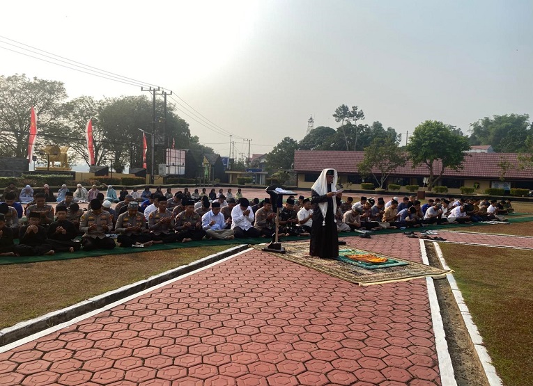 Salat Istisqa dan doa bersama di Lapangan Polres Kukar. (Irvan/dutakaltimnews.com)