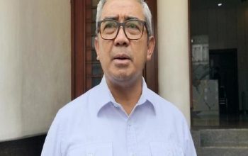 Sebanyak 10 pohon peneduh di Kota Bandung ditebang pemilik usaha padel tanpa izin. Wali Kota Bandung Farhan Geram dan akan tindaki secara hukum. (Dok: Detikcom/Rifat)
