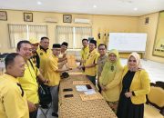 Jelang Musda, Enam PTK Golkar Kukar Ambi Formulir Calon Ketua 11 Teks Foto: Pengambilan formulir pendaftaran bakal calon Ketua DPD Partai Golkar Kukar di Sekretariat Partai Golkar Kukar, Senin (24/8/2026). (Foto: Andri/dutakaltimnews.com)