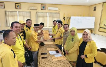Jelang Musda, Enam PTK Golkar Kukar Ambi Formulir Calon Ketua 5 Teks Foto: Pengambilan formulir pendaftaran bakal calon Ketua DPD Partai Golkar Kukar di Sekretariat Partai Golkar Kukar, Senin (24/8/2026). (Foto: Andri/dutakaltimnews.com)