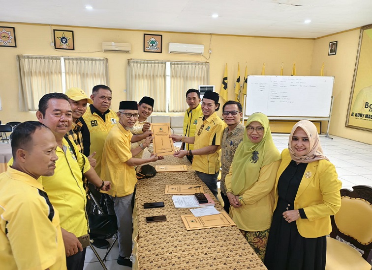 Teks Foto: Pengambilan formulir pendaftaran bakal calon Ketua DPD Partai Golkar Kukar di Sekretariat Partai Golkar Kukar, Senin (24/8/2026). (Foto: Andri/dutakaltimnews.com)