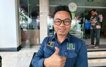 Anggota Komisi I DPRD Kaltim, Baharuddin Demmu di Kantor Bupati Kukar Kamis (6/8/2026), (Foto : Andri/dutakaltimnews.com)