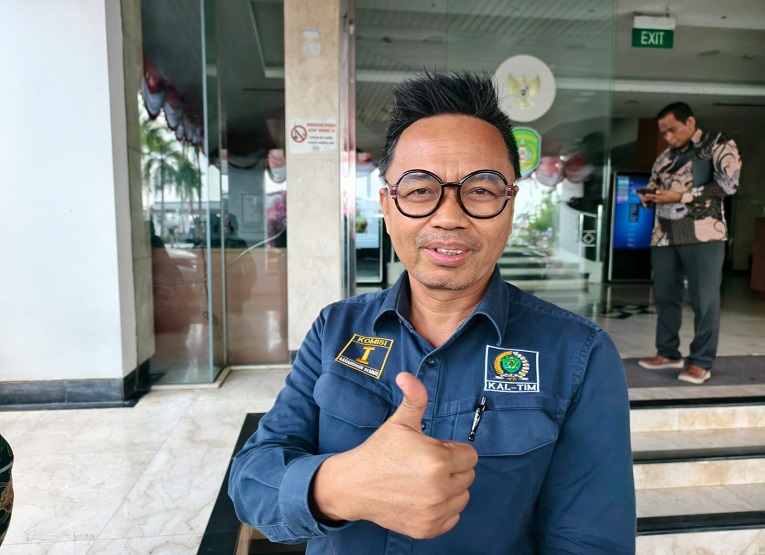Anggota Komisi I DPRD Kaltim, Baharuddin Demmu di Kantor Bupati Kukar Kamis (6/8/2026), (Foto : Andri/dutakaltimnews.com)