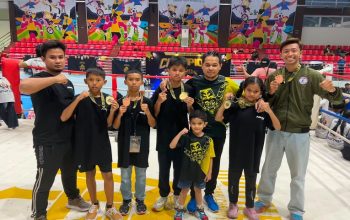 Empat Atlet Cilik Arkan Camp Bawa Pulang 3 Emas dan 1 Perunggu dari Kejuaraan Nasional Muaythai 3 Atlet Muaythai Kukar bersama pelatih usai meraih 3 emas dan 1 perunggu di IMC 2026.. (Dok. Pembina sekaligus pelatih Arkan Sport Management, Rony Abdurrahman)