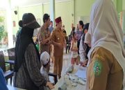 Camat Sebulu memantau penanganan pasien yang diduga terdampak MBG di Puskesmas Sebulu. (Dok. Camat Sebulu Edy Fahruddin)
