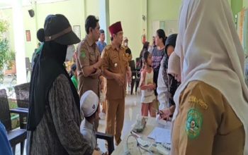 Camat Sebulu memantau penanganan pasien yang diduga terdampak MBG di Puskesmas Sebulu. (Dok. Camat Sebulu Edy Fahruddin)