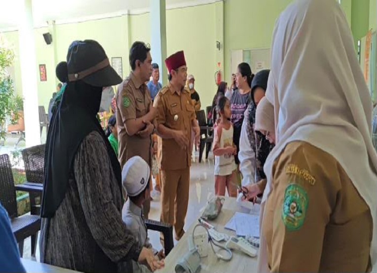 Camat Sebulu memantau penanganan pasien yang diduga terdampak MBG di Puskesmas Sebulu. (Dok. Camat Sebulu Edy Fahruddin)