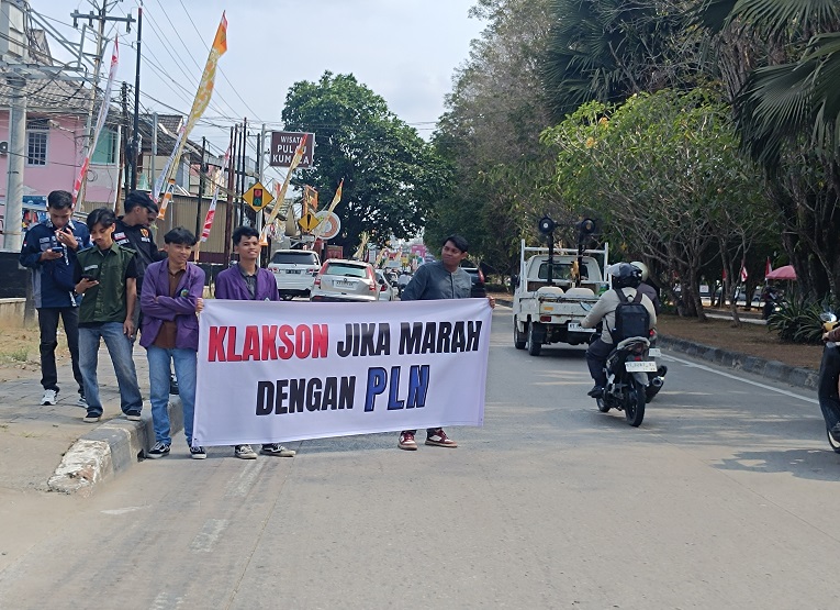 Kegiatan Demo BEM SI Kerakyatan Wilayah Kaltimtara di PLN Tenggarong (Foto : Andri/dutakaltimnews.com)