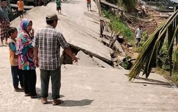 Kondisi Jalan di Desa Batuq, Kecamatan Muara Muntai Usai Longsor (Dok. Netizen Facebook)