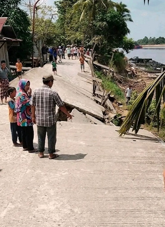 Kondisi Jalan di Desa Batuq, Kecamatan Muara Muntai Usai Longsor (Dok. Netizen Facebook)
