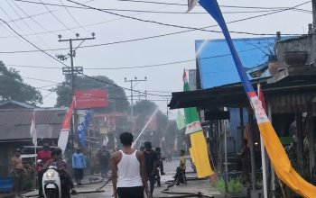 Suasana Warga Muara Muntai melakukan penyiraman atap rumah sebagai upaya mendinginkan suhu bangunan dan mengantisipasi potensi kebakaran di tengah cuaca panas musim kemarau. (Istimewa)