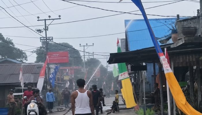 Cuaca Panas Ekstrem, Warga Muara Muntai Siram Atap Rumah Untuk Cegah Kebakaran