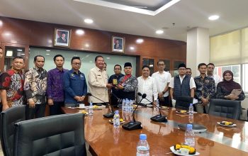 monitoring dan diskusi terkait masalah tumpang tindih status HPL transmigrasi dengan hak masyarakat serta mekanisme pelepasan HPL transmigrasi yang digelar di Ruang Eksekutif Kantor Bupati Kukar. (Irvan/dutakaltimnews.com)