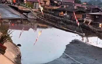 Kondisi badan Jalan Yos Sudarso Desa Jembayan amblas dan tidak bisa dilalui kendaraan roda dua dan empat. (Istimewa)