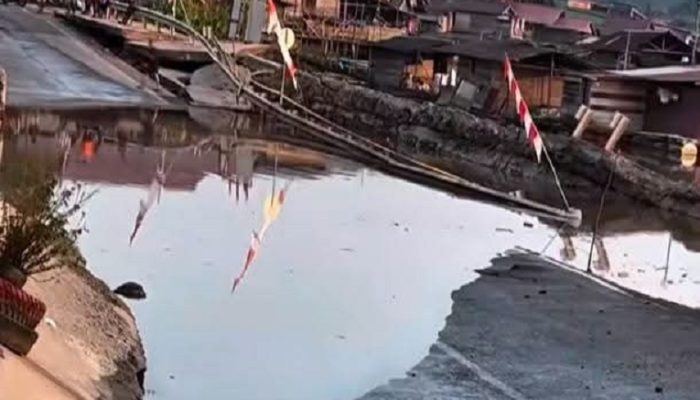 Baru Dua Hari Retak, Jalan Yos Sudarso Jembayan Amblas Total, Kendaraan Tak Bisa Lewat