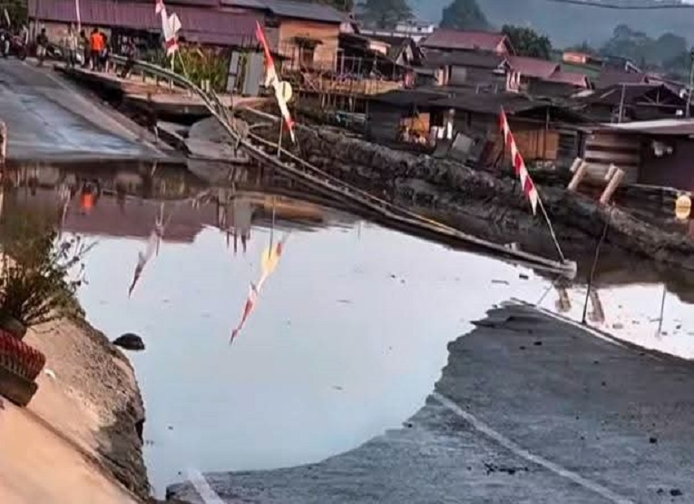 Kondisi badan Jalan Yos Sudarso Desa Jembayan amblas dan tidak bisa dilalui kendaraan roda dua dan empat. (Istimewa)
