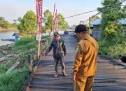 Kondisi jalan jembatan yang amblas terkena abrasi di Desa Muara Muntai Ilir, Kecamatan Muara Muntai (Dok. Netizen Facebook)