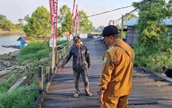 Kondisi jalan jembatan yang amblas terkena abrasi di Desa Muara Muntai Ilir, Kecamatan Muara Muntai (Dok. Netizen Facebook)