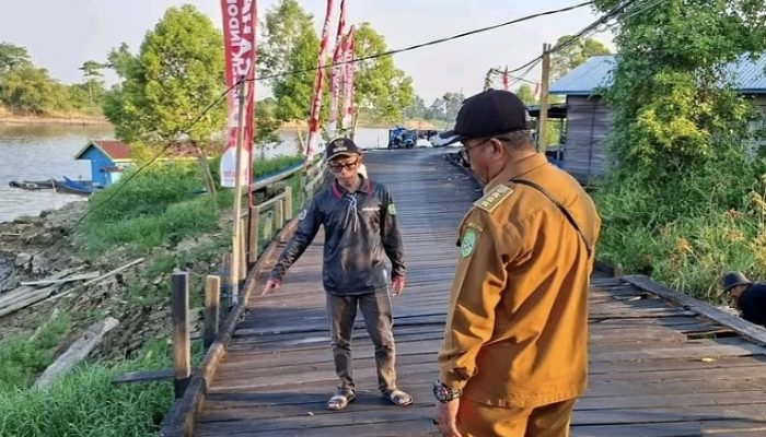 Jembatan Kayu Muara Muntai Ilir Rusak, BPBD Kukar Imbau Warga Waspadai Tanda-Tanda Longsor