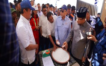Menteri Kelautan dan Perikanan Sakti Wahyu Trenggono saat mengunjungi K-SIGN bersama Menteri koordinasi Bidang Pangan Zulkifli Hasan. (Dok: kkp.go.id)