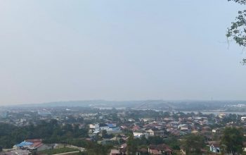 Kabut asap tebal menyelimuti Kota Tenggarong. (Irvan/dutakaltimnews.com)
