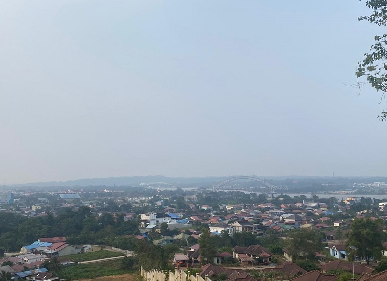 Kabut asap tebal menyelimuti Kota Tenggarong. (Irvan/dutakaltimnews.com)