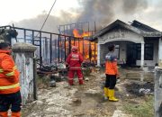 Petugas berusaha Memadamkan Kobaran Api Yang Menghanguskan Rumah di Gang 9, Kelurahan Timbau, Kecamatan Tenggarong. (Irvan/dutakaltimnews.com)