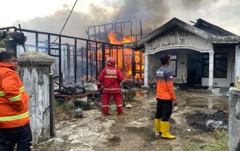 Petugas berusaha Memadamkan Kobaran Api Yang Menghanguskan Rumah di Gang 9, Kelurahan Timbau, Kecamatan Tenggarong. (Irvan/dutakaltimnews.com)