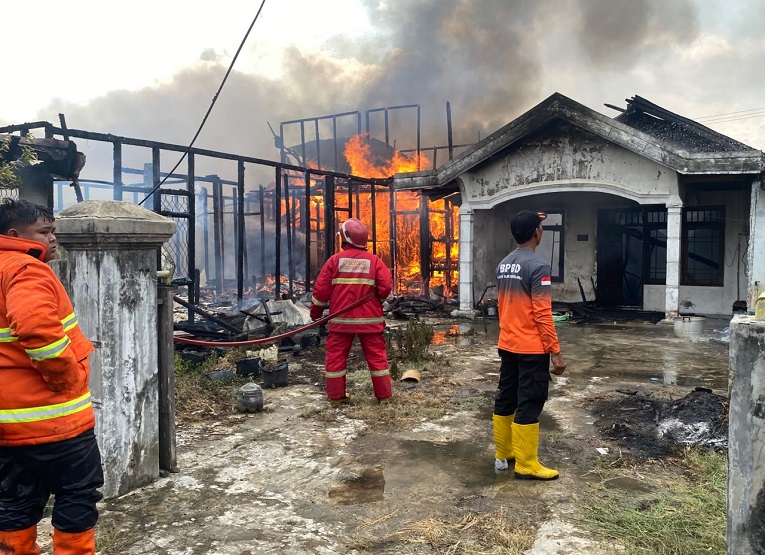 Petugas berusaha Memadamkan Kobaran Api Yang Menghanguskan Rumah di Gang 9, Kelurahan Timbau, Kecamatan Tenggarong. (Irvan/dutakaltimnews.com)