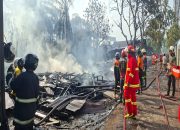 Api Melalap Rumah Kosong di Loa Janan, Warga dan Damkar Berjibaku Padamkan Kebakaran