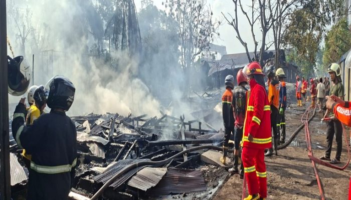 Api Melalap Rumah Kosong di Loa Janan, Warga dan Damkar Berjibaku Padamkan Kebakaran