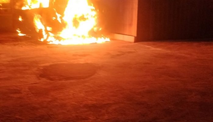 Ketukan Tetangga Selamatkan Pasutri yang Tertidur Pulas Saat Rumah dan Mobil Dilalap Api di Desa Loleng