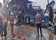 Enam Rumah di Loa Janan Dilalap Api, Kerugian Capai Rp700 Juta 10 Api berkobar melalap rumah warga di Jalan Gerbang Dayaku RT 8, Desa Loa Diri Ilir, Kecamatan Loa Janan. (Dok. Disdamkarmatan Kukar)
