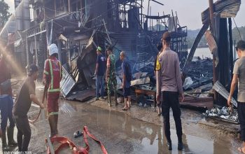 Enam Rumah di Loa Janan Dilalap Api, Kerugian Capai Rp700 Juta 4 Api berkobar melalap rumah warga di Jalan Gerbang Dayaku RT 8, Desa Loa Diri Ilir, Kecamatan Loa Janan. (Dok. Disdamkarmatan Kukar)