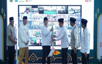 Menag secara simbolis menerima alat kebersihan dalam kegiatan Kick off Geber Mas di Masjid Fatahillah, Jakarta. Senin. (Dok: Kemenag.go.id)