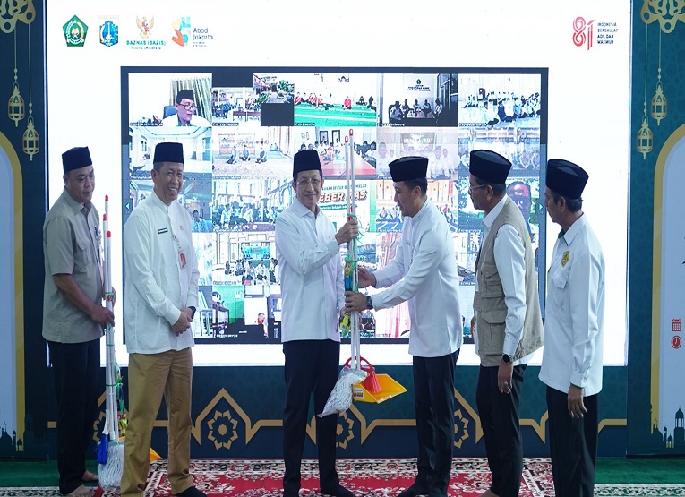 Menag secara simbolis menerima alat kebersihan dalam kegiatan Kick off Geber Mas di Masjid Fatahillah, Jakarta. Senin. (Dok: Kemenag.go.id)