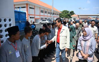 Menteri Keuangan (Menkeu) Purbaya Yudhi Sadewa saat meninjau Sekolah Rakyat Terintegrasi 2 Kota Surabaya, Jawa Timur (Dok. Kemenkeu)