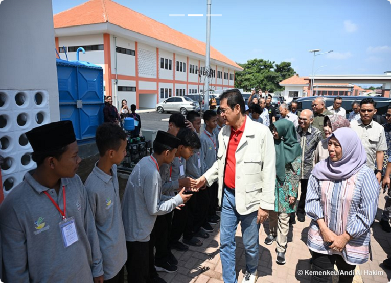 Menteri Keuangan (Menkeu) Purbaya Yudhi Sadewa saat meninjau Sekolah Rakyat Terintegrasi 2 Kota Surabaya, Jawa Timur (Dok. Kemenkeu)