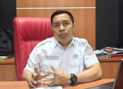 Seragam Gratis Siswa SD di Kukar Segera Disalurkan, Disdikbud Targetkan Proses Rampung Pekan Ini 11 Kepala Bidang Pendidikan SD, Disdikbud Kukar Gamal Abdul Aziz di ruang kerjanya Rabu (5/8/2026), (Foto : Andri/dutakaltimnews.com)