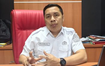 Seragam Gratis Siswa SD di Kukar Segera Disalurkan, Disdikbud Targetkan Proses Rampung Pekan Ini 5 Kepala Bidang Pendidikan SD, Disdikbud Kukar Gamal Abdul Aziz di ruang kerjanya Rabu (5/8/2026), (Foto : Andri/dutakaltimnews.com)