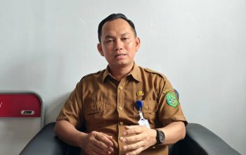 Kepala SMPN 6 Tenggarong, Dr. James S. Marpaung, M.Pd (Dok. Andri/dutakaltimnews.com)