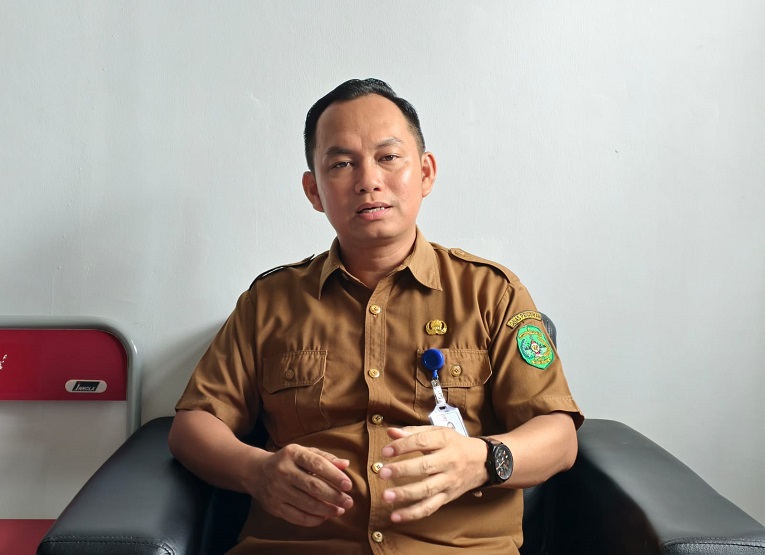 Kepala SMPN 6 Tenggarong, Dr. James S. Marpaung, M.Pd (Dok. Andri/dutakaltimnews.com)
