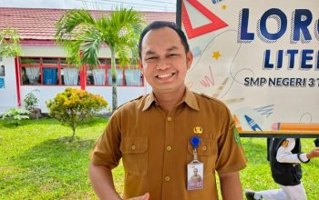 Kepala SMPN 6 Tenggarong, Dr. James S. Marpaung, M.Pd Senin (10/8/2026), (Foto : Andri/dutakaltimnews.com)