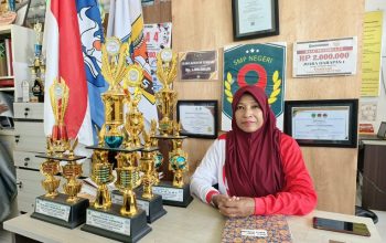 Kepala SMPN 9 Tenggarong, Etik Setijawati (Foto : Andri/dutakaltimnews.com)