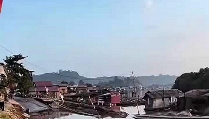 Baru Dua Hari Retak, Jalan Yos Sudarso Jembayan Amblas Total, Kendaraan Tak Bisa Lewat 2 kerusakan jalan di yos sudarso