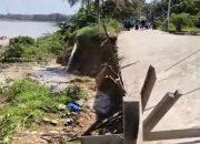 Jalan Penghubung Antar Kabupaten di Muara Muntai Ambruk, Longsor 50 Meter Lumpuhkan Akses Warga