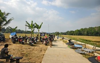 Suasana peserta yang tengah mengibarkan layangan gapangan di Mangkurawang, Kecamatan Tenggarong, Kukar (Foto : Andri/dutakaltimnews.com)