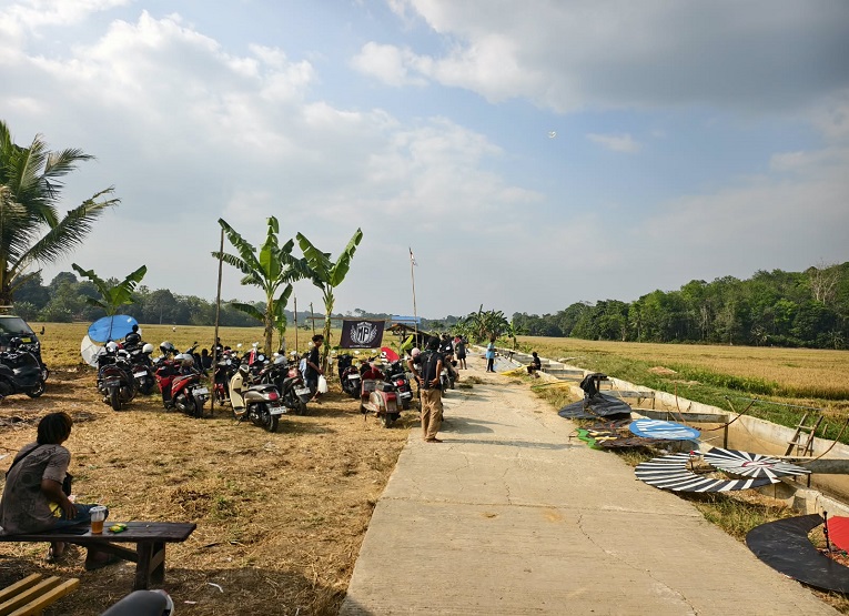 Suasana peserta yang tengah mengibarkan layangan gapangan di Mangkurawang, Kecamatan Tenggarong, Kukar (Foto : Andri/dutakaltimnews.com)