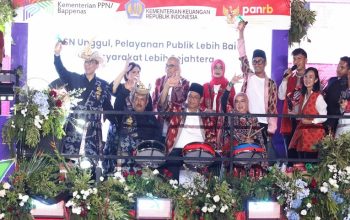 Orkestrasi Kawal Program Prioritas, Kementerian PANRB Kolaborasi Bersama Kementerian Keuangan, dan Kementerian PPN/Bappenas dalam Karnaval Bersatu Harmoni Nusantara 3 Menteri PANRB Rini Widyantini, Menteri Keuangan Purbaya Yudhi Sadewa, dan Menteri PPN/Kepala Bappenas Rachmat Pambudy dalam Karnaval Bersatu Harmoni Nusantara dengan menggunakan kendaraan karnaval kemerdekaan, di Lapangan Monas, Jakarta. (Dok: menpan.go.id)