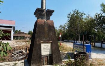 Monumen itu berdiri sederhana di sisi jalan Desa Ngunut, Kecamatan Babadan, Kabupaten Ponorogo, dengan penanda ketinggian air banjir tahun 2007 menjadi saksi bisu bahwa desa ini pernah ditelan luapan air. Bagi warga Ngunut, monumen itu menjadi pengingat bahwa air pernah datang tanpa bisa dikendalikan.(Dok. Kompas.com)